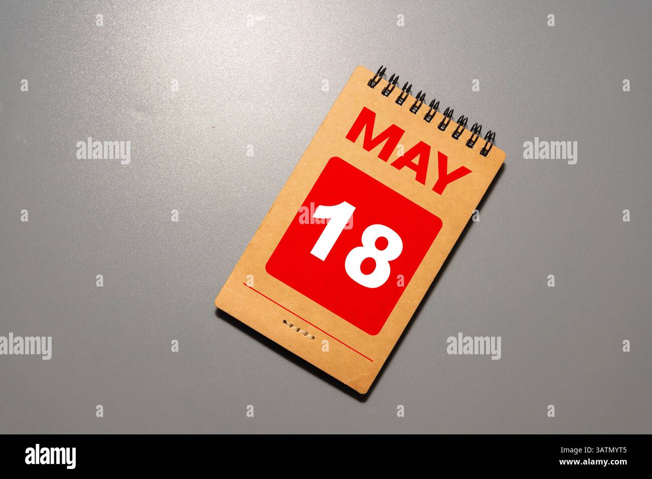 Mai 18 - à partir de blocs de bois avec des lettres, concept de date important, fond blanc lettres aléatoires autour Banque D'Images