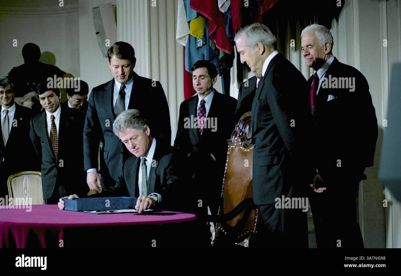 Le 15 mars 2016 - dossier - de nombreuses leçons tirées de l'Accord de libre-échange nord-américain (ALENA) sont pertinentes pour le débat actuel des 2016 candidats à la présidence sur le Partenariat transpacifique (PTP). Premièrement, comme le PTP, l'ALENA n'a jamais été principalement une question de commerce, et encore moins de libre-échange. En 1994, les États-Unis avaient déjà de faibles barrières tarifaires pour les produits mexicains. L'accord visait beaucoup plus à créer et à élargir de nouveaux droits et privilèges pour les investisseurs, principalement les sociétés multinationales. Lors d’un événement de campagne ce week-end à Youngstown, Ohio, Clinton est allée plus loin qu’auparavant dans l’opposition Banque D'Images