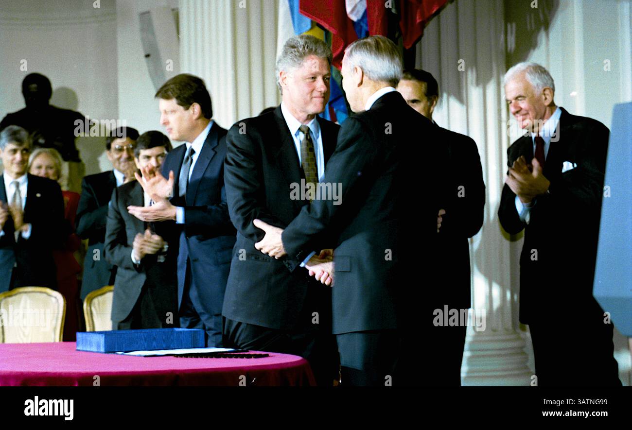 Le 15 mars 2016 - dossier - de nombreuses leçons tirées de l'Accord de libre-échange nord-américain (ALENA) sont pertinentes pour le débat actuel des 2016 candidats à la présidence sur le Partenariat transpacifique (PTP). Premièrement, comme le PTP, l'ALENA n'a jamais été principalement une question de commerce, et encore moins de libre-échange. En 1994, les États-Unis avaient déjà de faibles barrières tarifaires pour les produits mexicains. L'accord visait beaucoup plus à créer et à élargir de nouveaux droits et privilèges pour les investisseurs, principalement les sociétés multinationales. Lors d’un événement de campagne ce week-end à Youngstown, Ohio, Clinton est allée plus loin qu’auparavant dans l’opposition Banque D'Images