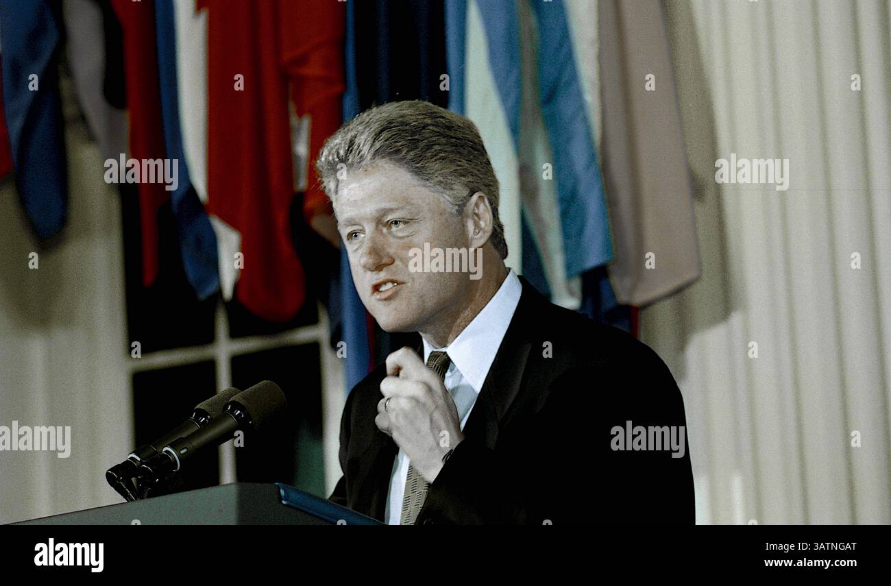 Le 15 mars 2016 - dossier - de nombreuses leçons tirées de l'Accord de libre-échange nord-américain (ALENA) sont pertinentes pour le débat actuel des 2016 candidats à la présidence sur le Partenariat transpacifique (PTP). Premièrement, comme le PTP, l'ALENA n'a jamais été principalement une question de commerce, et encore moins de libre-échange. En 1994, les États-Unis avaient déjà de faibles barrières tarifaires pour les produits mexicains. L'accord visait beaucoup plus à créer et à élargir de nouveaux droits et privilèges pour les investisseurs, principalement les sociétés multinationales. Lors d’un événement de campagne ce week-end à Youngstown, Ohio, Clinton est allée plus loin qu’auparavant dans l’opposition Banque D'Images