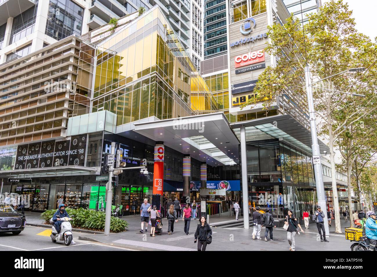 Centre commercial World Square, George Street, Sydney, Australie, acheteurs devant le centre commercial World Square Banque D'Images