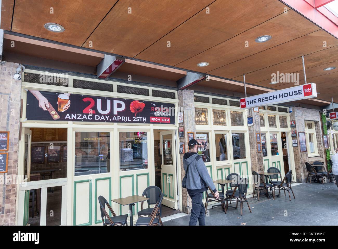 Sydney, Australie, le pub Resch House dans le centre-ville de Sydney promouvant les célébrations de l'ANZAC Day avec des matchs de 2UP le 25 avril Banque D'Images