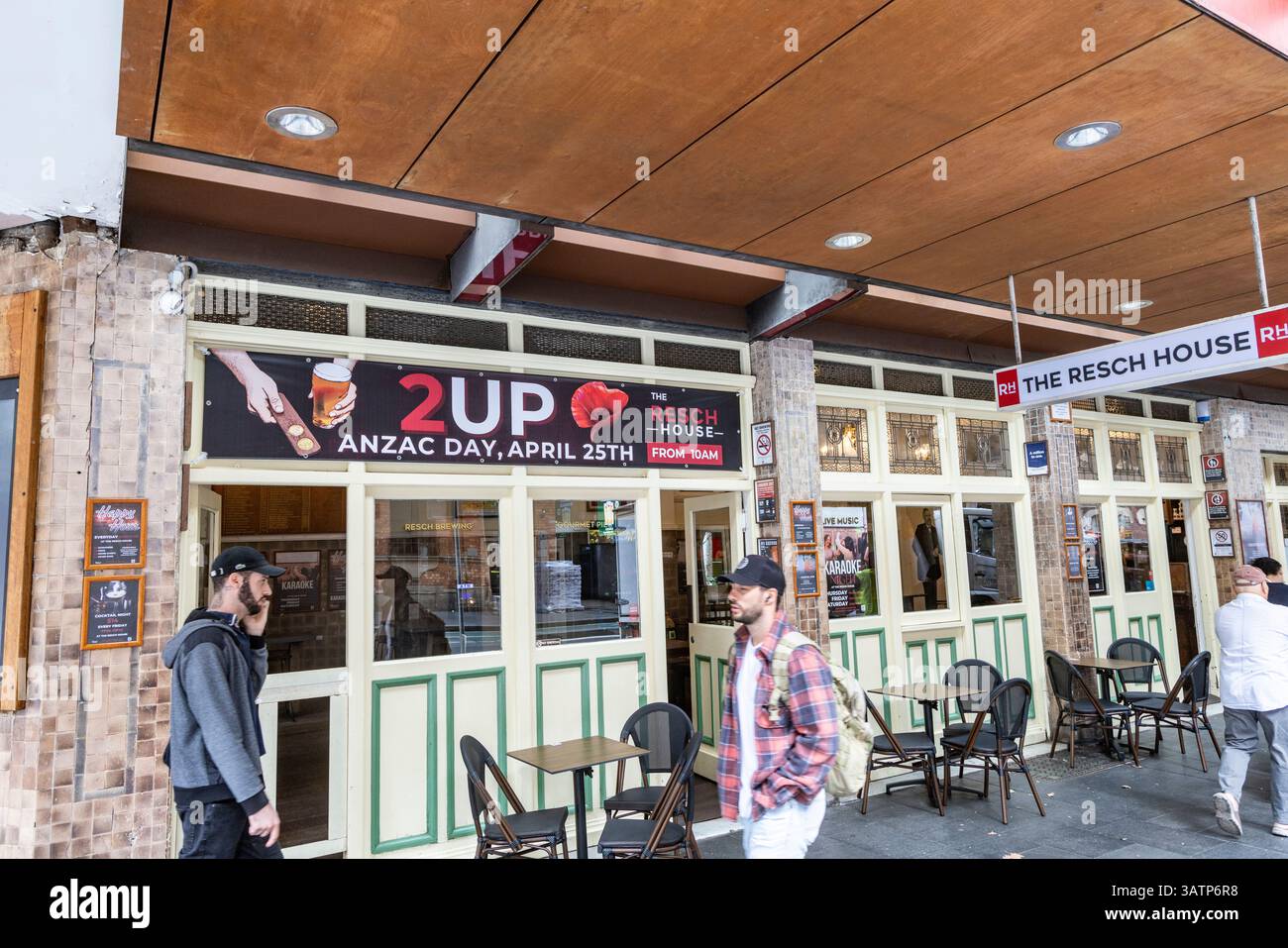 Sydney, Australie, le pub Resch House dans le centre-ville de Sydney promouvant les célébrations de l'ANZAC Day avec des matchs de 2UP le 25 avril Banque D'Images