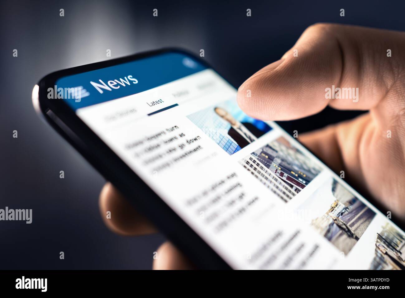 Nouvelles et communiqué de presse. Titres et journaux au téléphone. Lire des articles en ligne. Mobile en main. Nourrir, casser le rapport. Banque D'Images