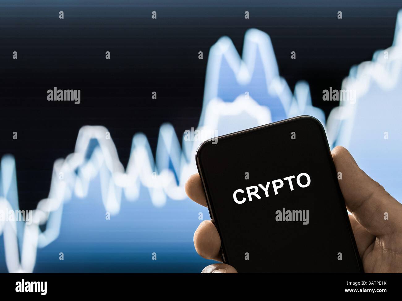 Crypto change avec téléphone. Application de portefeuille pour le marché boursier etf d'indice de crypto-monnaie. Graphique de croissance et de volatilité des données. Banque D'Images