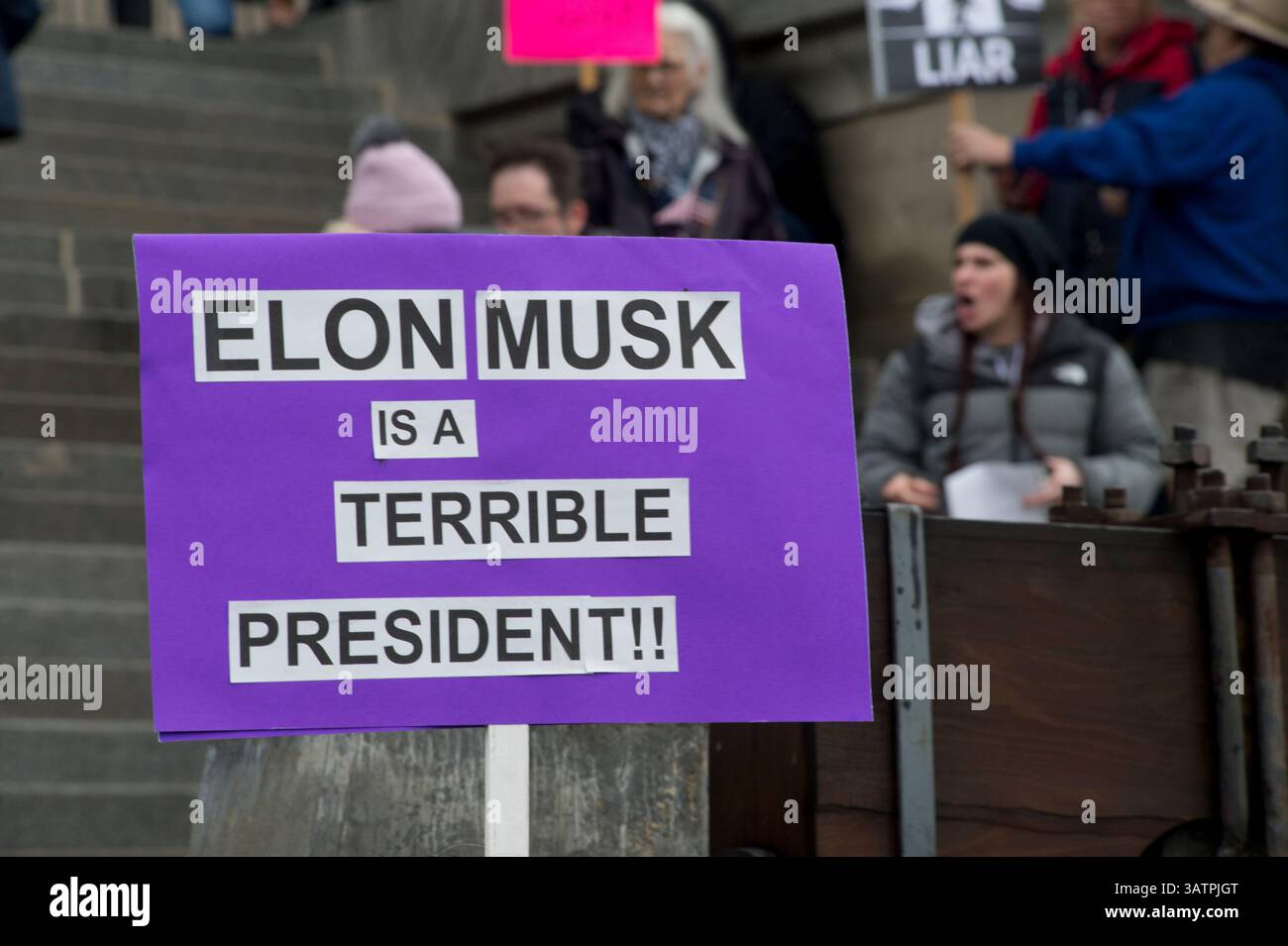 50501 anti-Elon Musk signe lors d'un rassemblement de protestation à Boise Idaho le jour du Président 2025 Banque D'Images