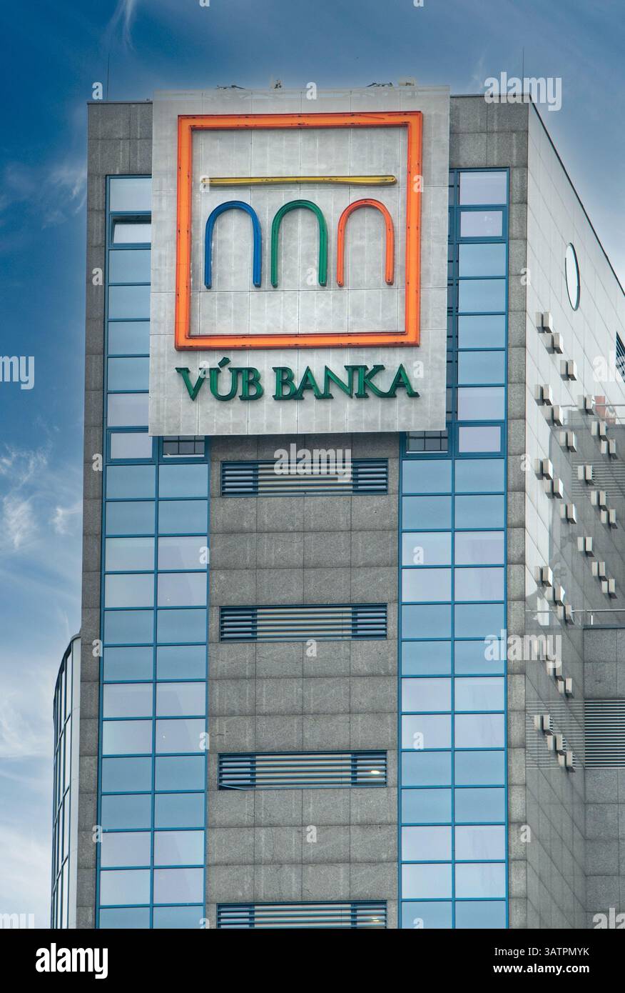 Bratislava, Slovaquie - 15 avril 2025 : signe de la banque VUB sur le bâtiment. La VUB fait partie du groupe Intesa Sanpaolo. Logo Vseobecna uverova banka. Banque D'Images