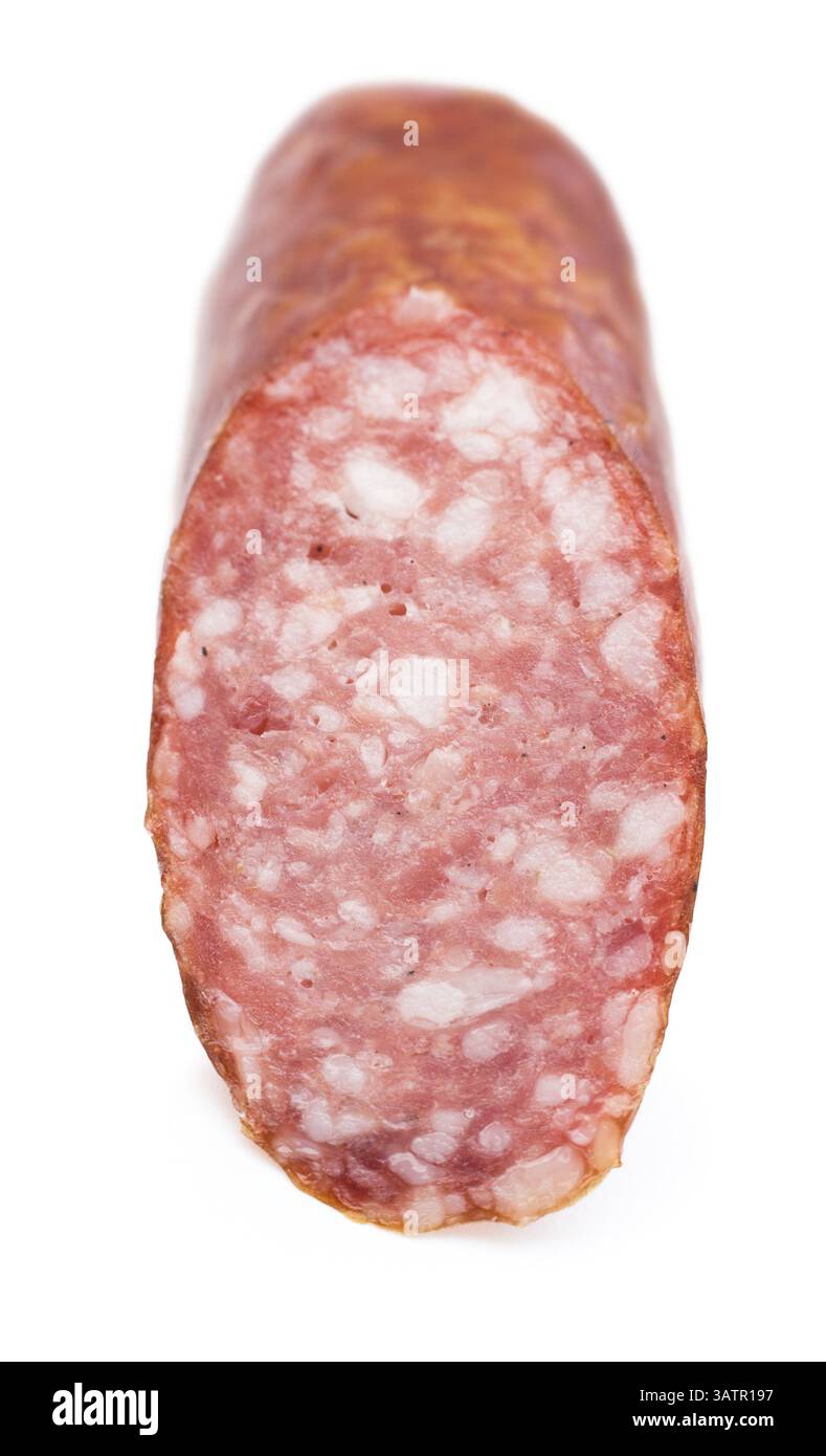 Un cervelat, une saucisse fumée à base de porc et de bœuf, sur blanc Banque D'Images