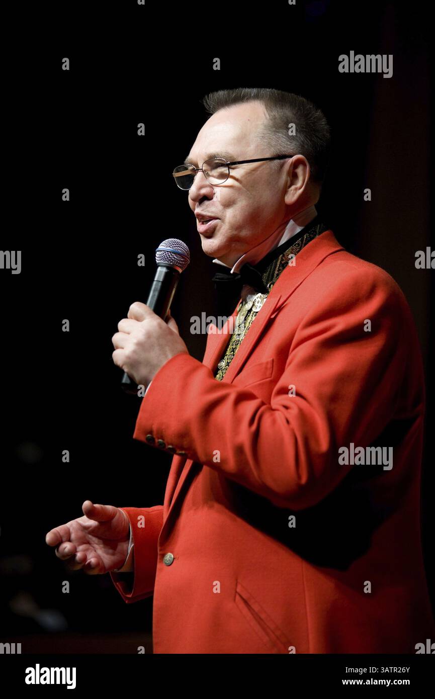 ULAN-UDE, RUSSIE - 3 AVRIL : la célèbre créatrice de mode russe Slava Zaitsev préside le jury du concours beauté et talents Star Land 3 avril 2010 in Banque D'Images