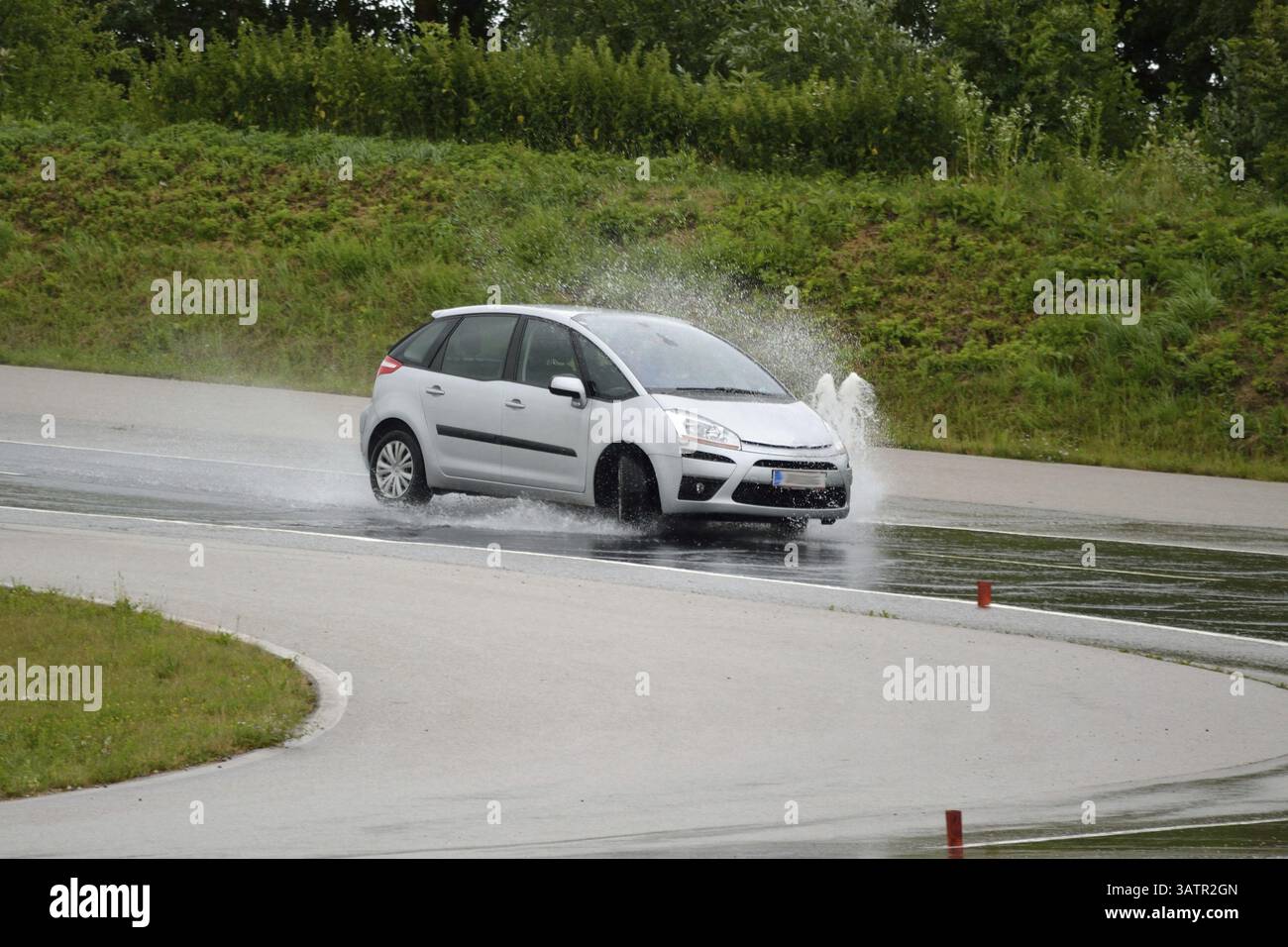Formation technique de conduite automobile sur une zone de pratique préparée Banque D'Images