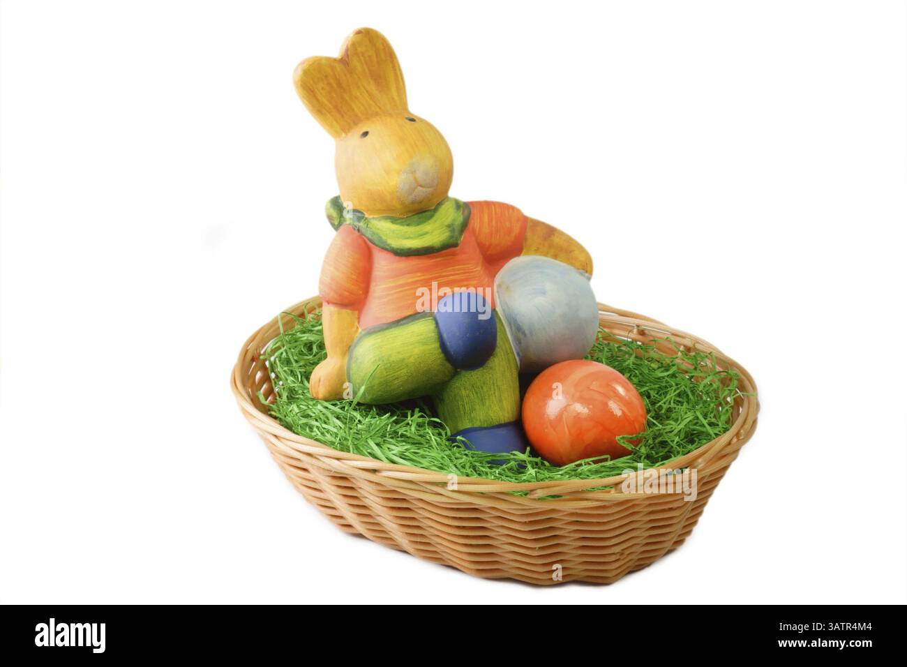 Panier d'oeufs de Pâques coloré avec lapin de Pâques décoration de pâques colorée avec lapin sur fond lumineux Banque D'Images