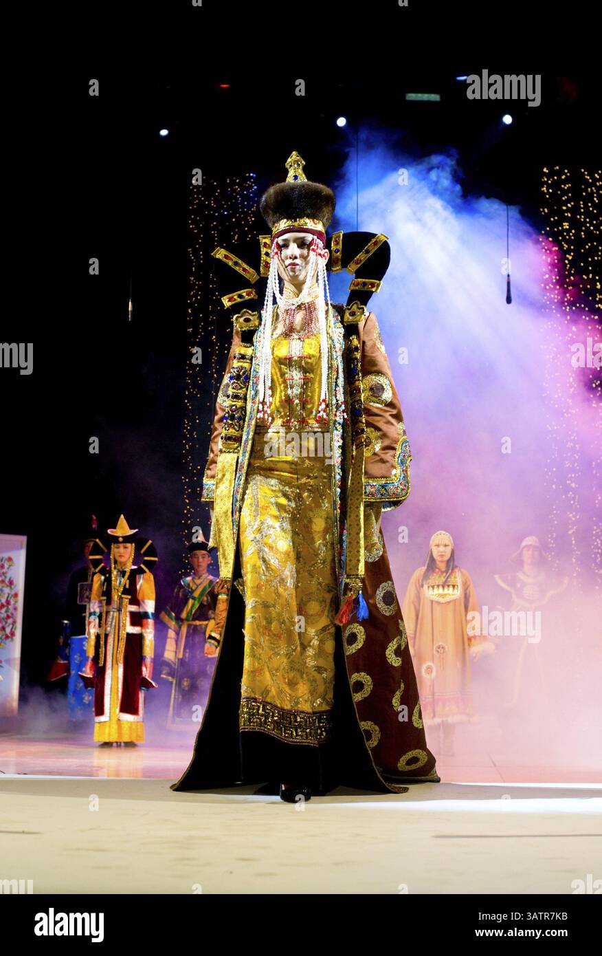 ULAN-UDE, RUSSIE - OCTOBRE 29 : un mannequin asiatique démontre une robe dans un style ethnique au festival international de la mode asiatique le 29 octobre 2009 in Banque D'Images