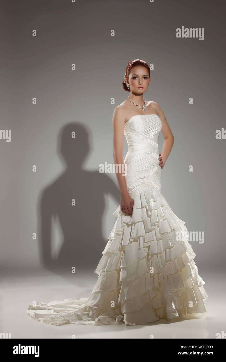 Jeune femme belle dans une robe de mariage Banque D'Images