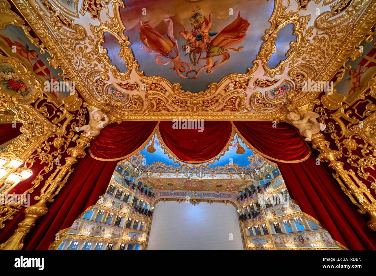 Intérieur impressionnant du théâtre de l'Opéra la Fenice, Venise, Italie Banque D'Images