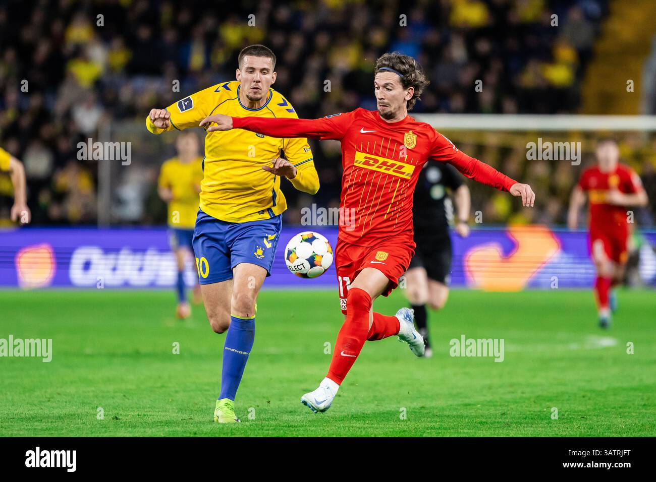 Broendby, Danemark. 18 avril 2025. Gustav Wikheim (11 ans) du FC Nordsjaelland et Jordi Vanlerberghe (30 ans) de Broendby lors du match de 3F Superliga entre Broendby IF et FC Nordsjaelland au Broendby Stadion à Broendby. Crédit : Gonzales photo/Alamy Live News Banque D'Images
