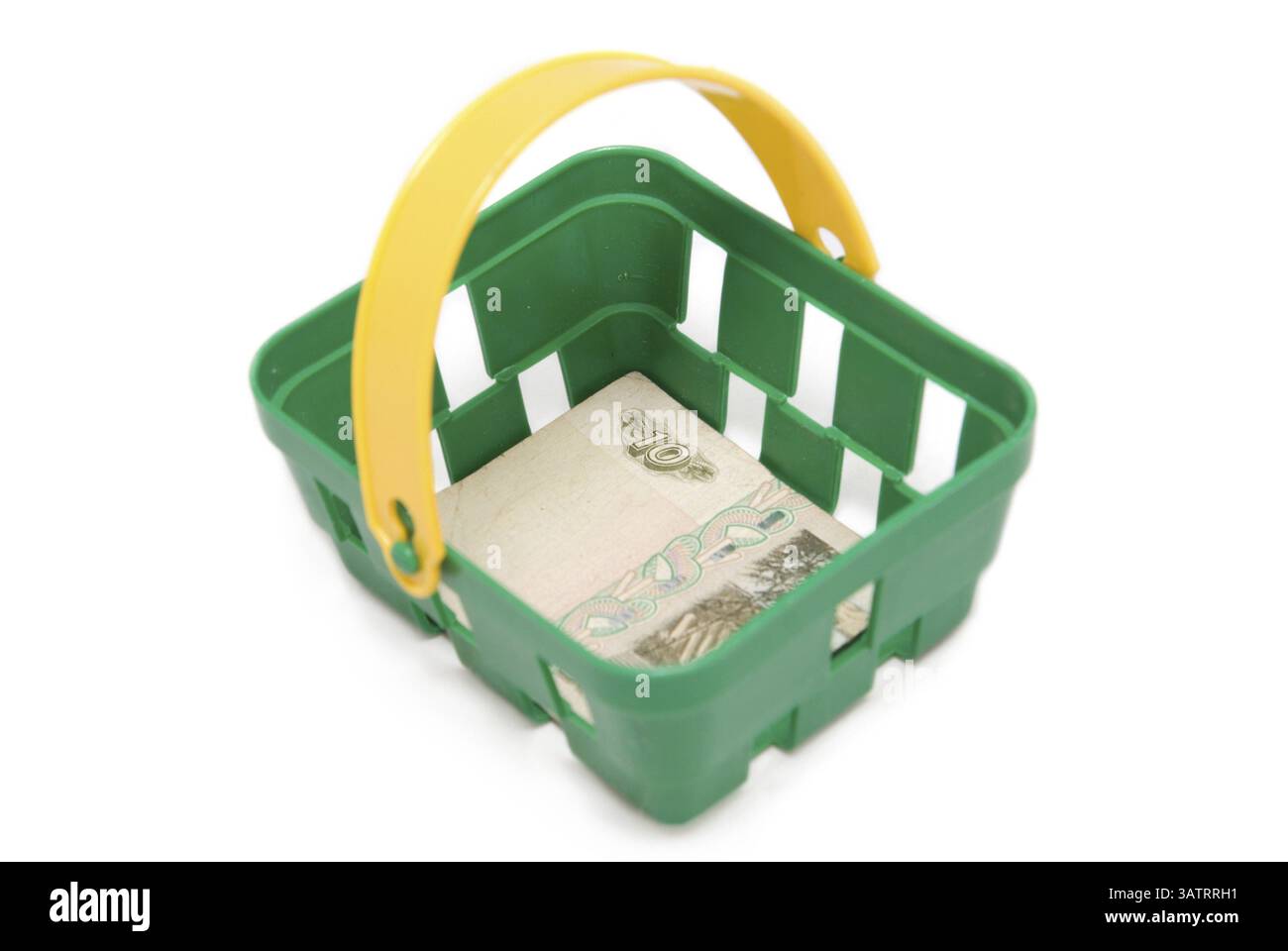 Un petit panier vert avec un billet de dix roubles à l'intérieur Banque D'Images