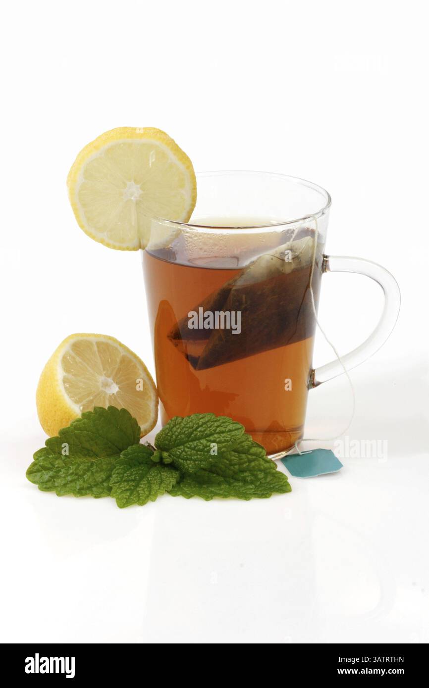 Thé à la menthe poivrée dans un verre - isolé sur fond blanc thé à la menthe poivrée dans un verre - isolé sur fond blanc Banque D'Images