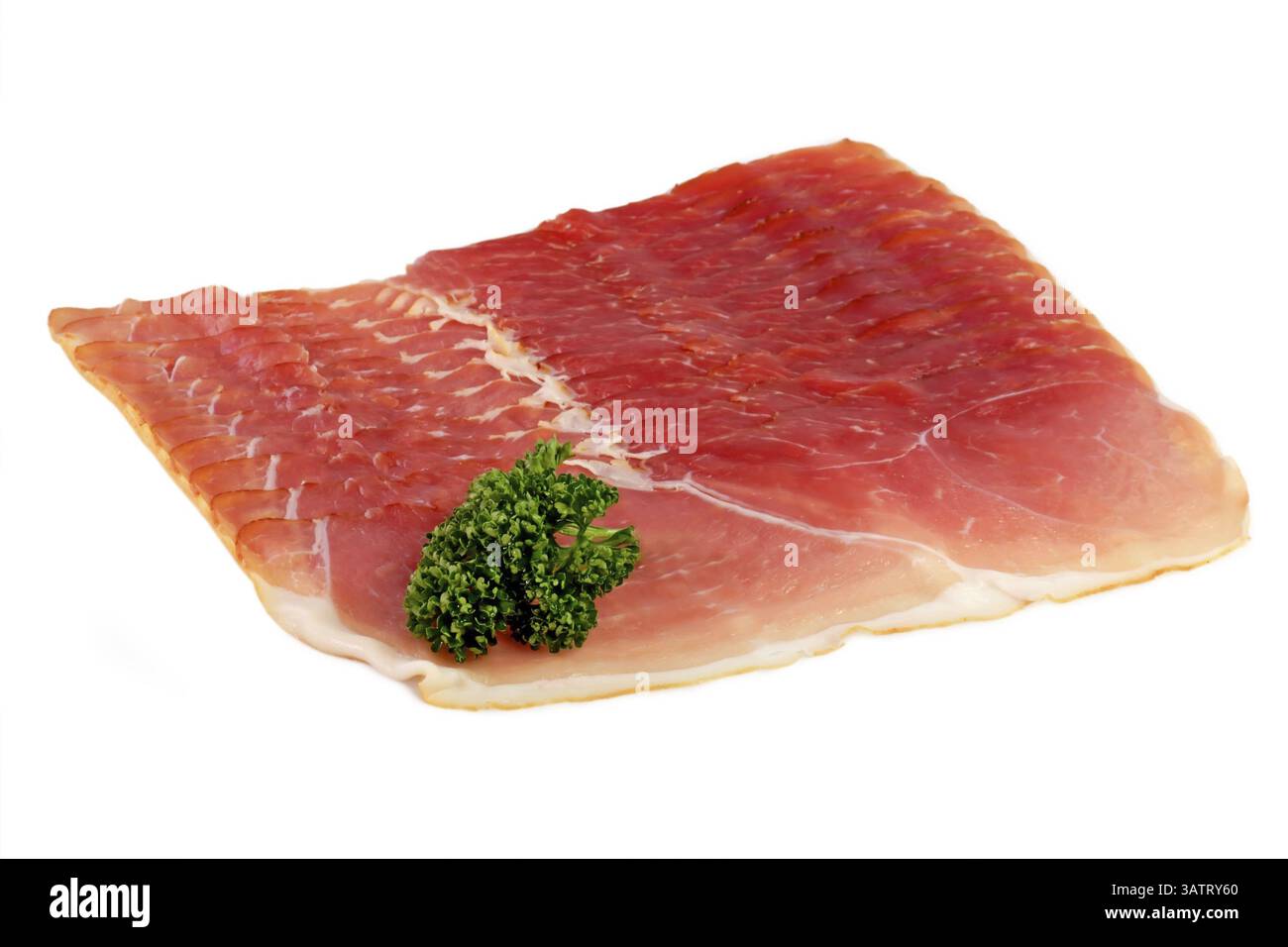 Jambon tranché avec persil sur un fond clair tranches de jambon fumé isolé sur fond blanc Banque D'Images