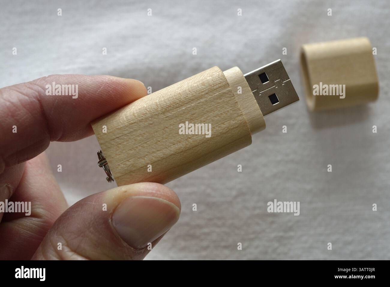 Clé de données USB en bois tenue Banque D'Images