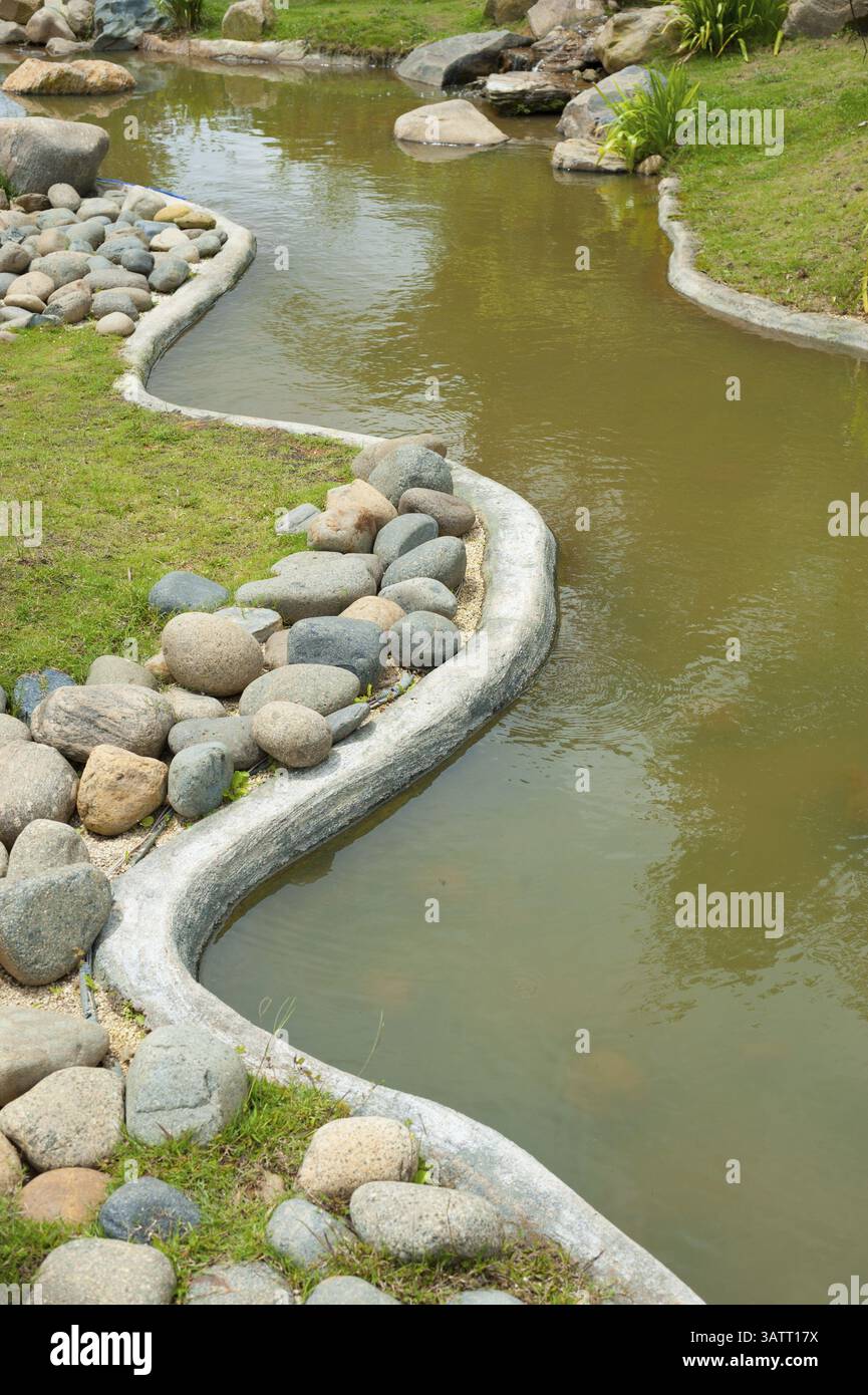Aménagement paysager - rivière artificielle avec des rives en pierre Banque D'Images