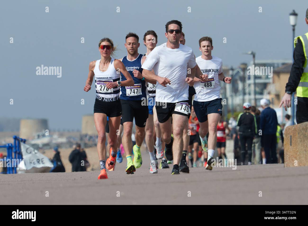 Helen Gaunt (numéro de course 278), la première femme finisseuse de la course Folkestone 10 Mile, dans le peloton des coureurs après le départ de la course à Hythe. Helen a terminé 6e au classement général avec un temps de 57 min 33sec. Vendredi 18 avril 2025, Hythe, Kent, Royaume-Uni. Banque D'Images