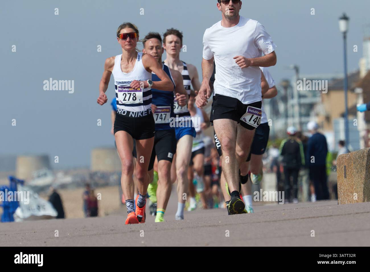 Helen Gaunt (numéro de course 278), la première femme finisseuse de la course Folkestone 10 Mile, dans le peloton des coureurs après le départ de la course à Hythe. Helen a terminé 6e au classement général avec un temps de 57 min 33sec. Vendredi 18 avril 2025, Hythe, Kent, Royaume-Uni. Banque D'Images