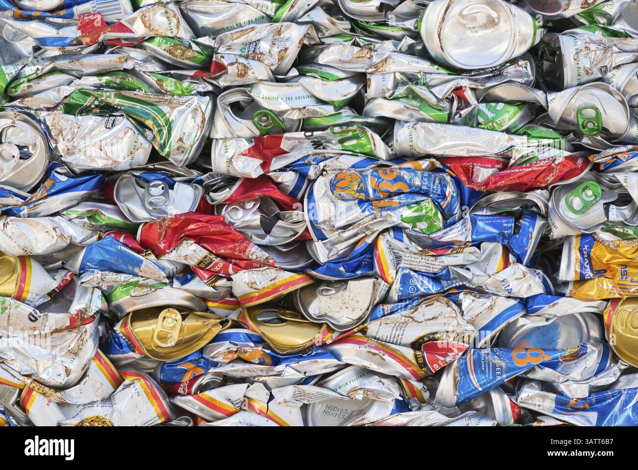 VUNG TAU, VIETNAM - 28 AOÛT 2015 : beaucoup de canettes de bière vides se sont déformées à cause de la compression. La pollution et l'utilisation des ordures sont devenues globales Banque D'Images