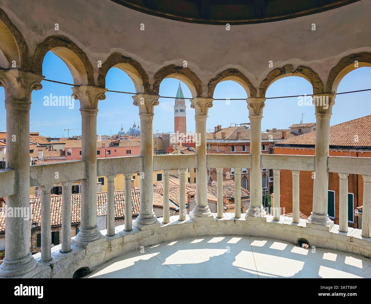 Vue sur la ville depuis les escaliers en spirale du palais Contarini del Bovolo. Venise, Italie Banque D'Images