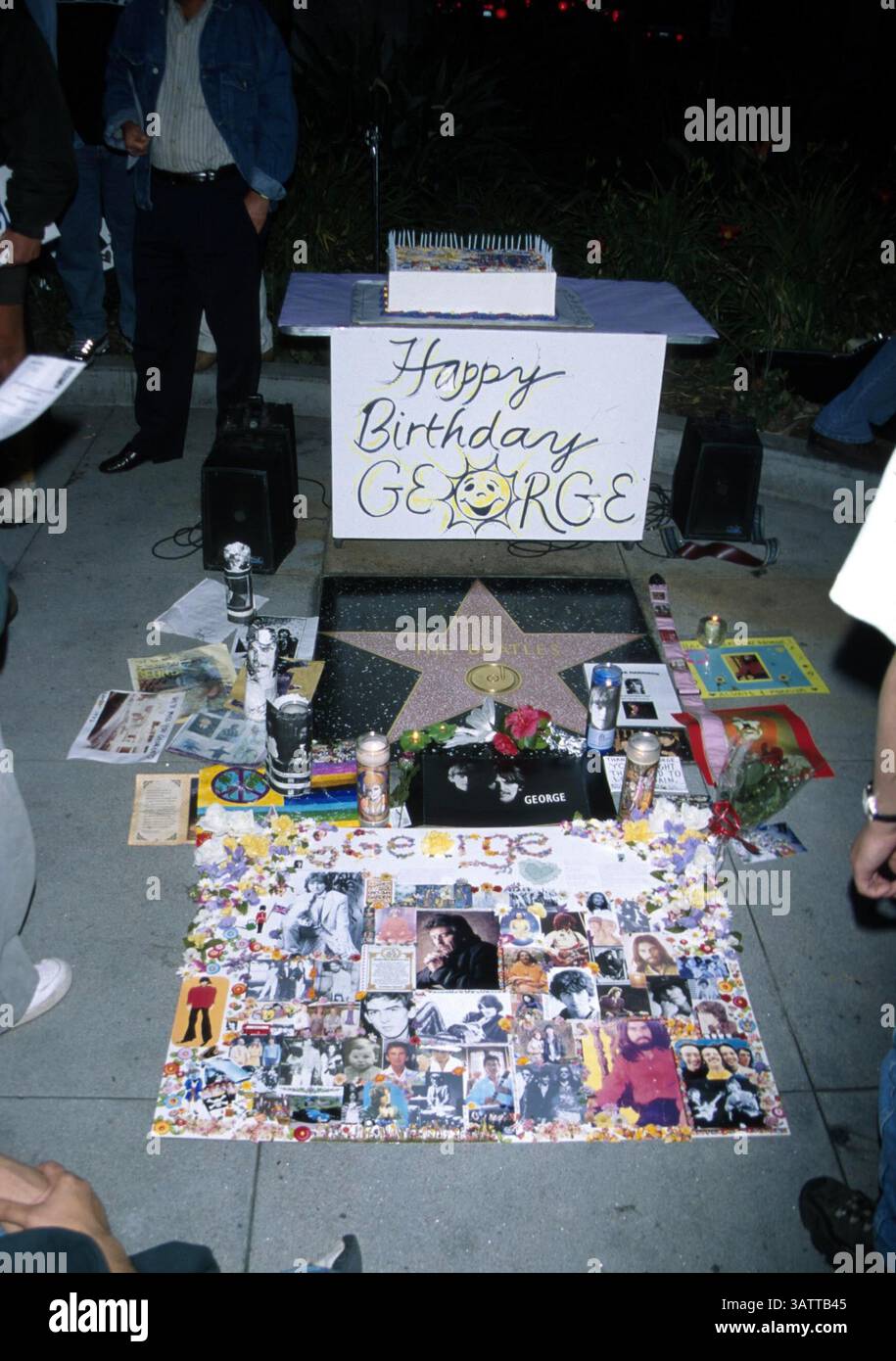 Le 26 février 2002 - K24217MR : GEORGE HARRISON'S 59E ANNIVERSAIRE.Hollywood, CA 02/25/2002. MILAN RYBA/(2002 Image : © Crédit Photos Globe/ZUMAPRESS.com) Banque D'Images