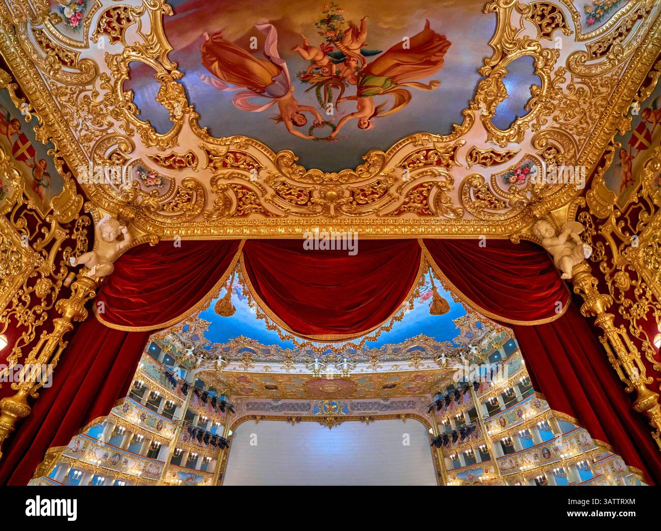 Intérieur impressionnant du théâtre de l'Opéra la Fenice, Venise, Italie Banque D'Images