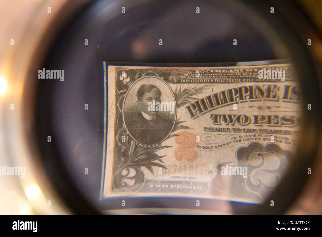 Un billet philippin de 2 pesos représentant Jose Rizal de la période coloniale américaine, vu sous une loupe Banque D'Images