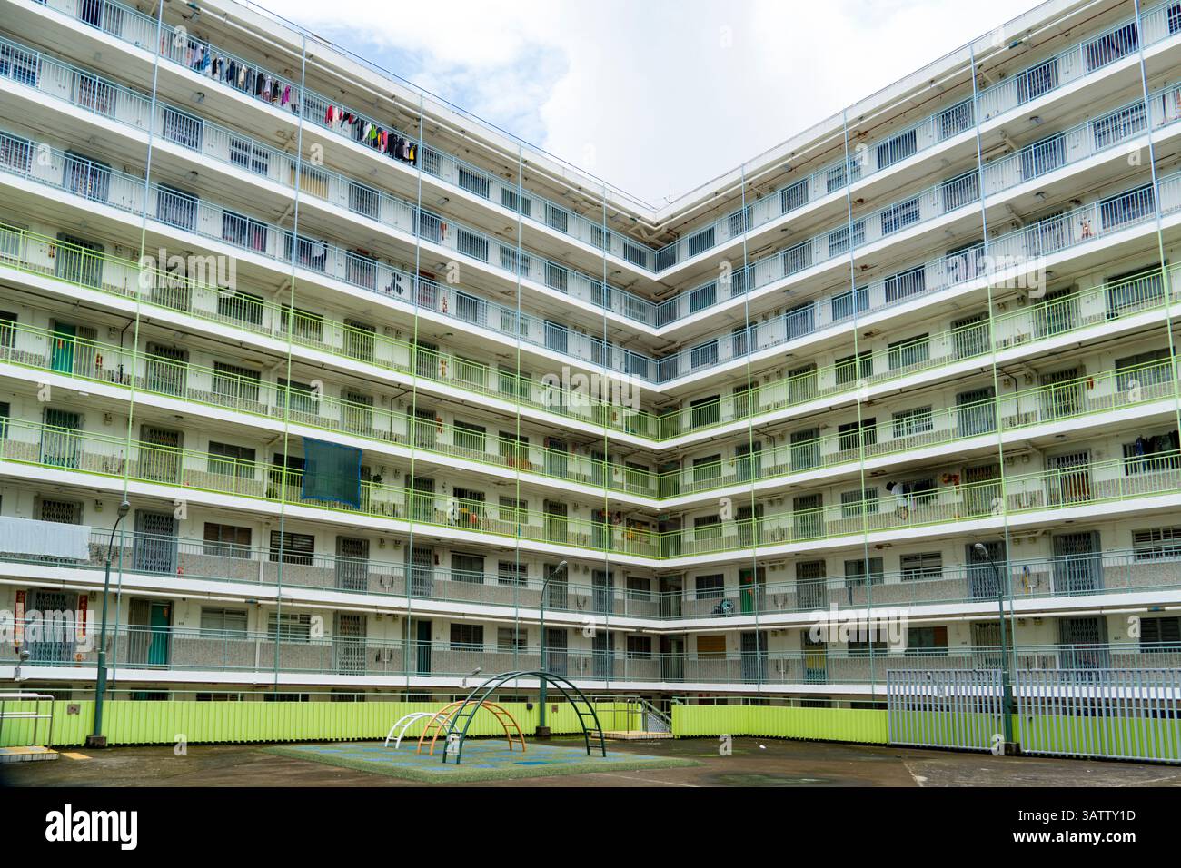 Terrain de jeu entouré de blocs résidentiels colorés contribuant à un paysage distinctif dans Nam Shan Estate, Hong Kong Banque D'Images