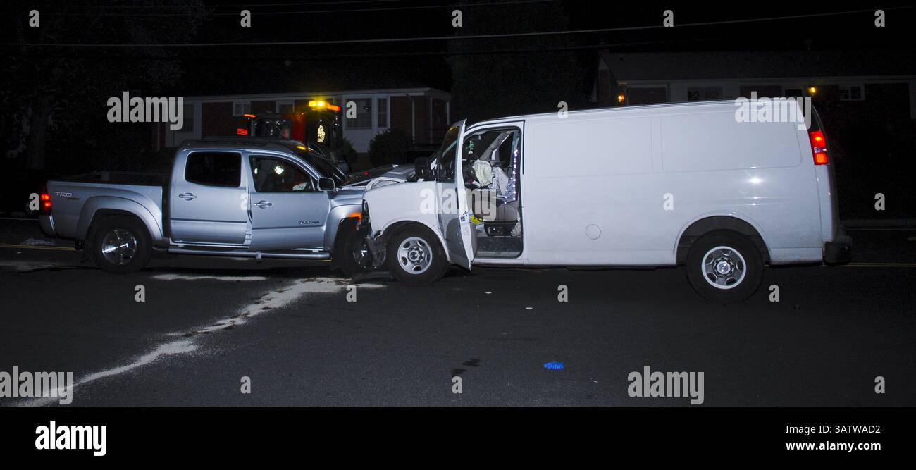 20 août 2006 - Annadale, Virginie, U. S - la police du comté de Fairfax enquête sur un accident mortel qui s'est produit lorsqu'une camionnette a heurté la tête d'une fourgonnette. Les sacs gonflables se sont déployés, mais cela n'a pas suffi à éviter que l'un des conducteurs ne soit mortellement blessé. (Crédit image : © Mark Reinstein via ZUMA Wire) Banque D'Images