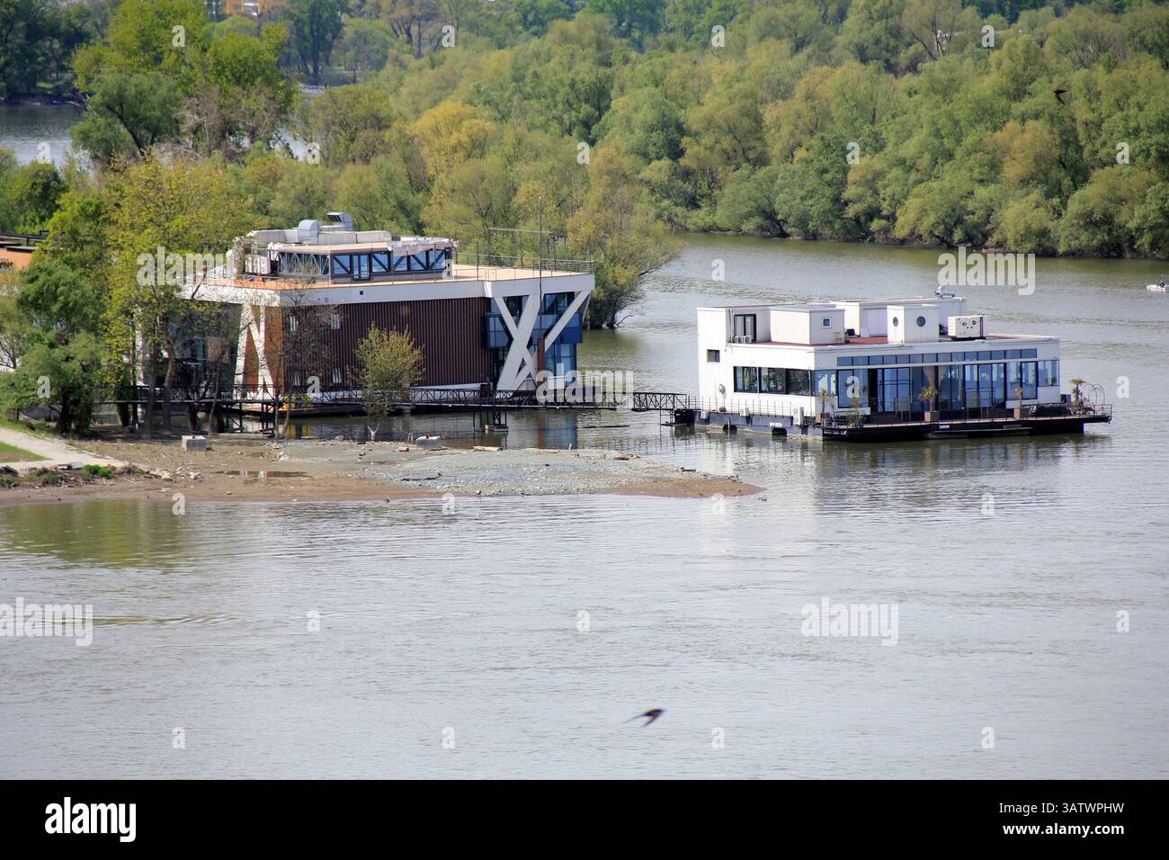 Rafts avec restaurants sur la rivière Sava Banque D'Images
