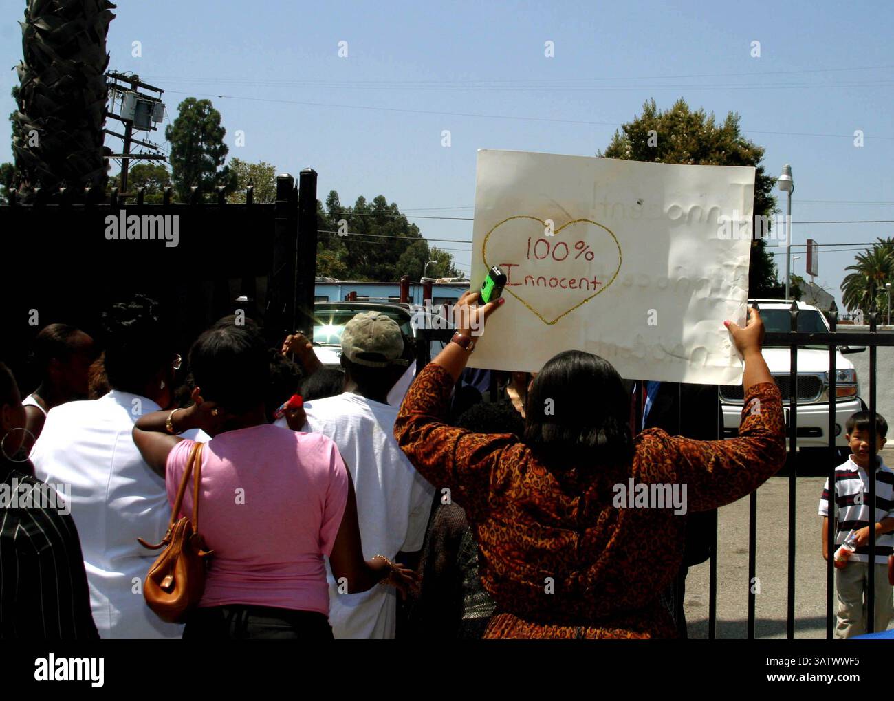 15 AOÛT 2004 - LOS ANGELES, CALIFORNIE, ÉTATS-UNIS - K38713MR.MICHAEL JACKSON APRÈS AVOIR VISITÉ LA PREMIÈRE ÉGLISE AME, IL A CONDUIT ET RENCONTRÉ DES ENFANTS. AU CENTRE D'ÉDUCATION CECIL L. MURRAY,. LOS ANGELES, CA. (15/08/04). MILAN Ryba/ 2004.FANS.(image crédit : © Globe photos/ZUMAPRESS.com) Banque D'Images