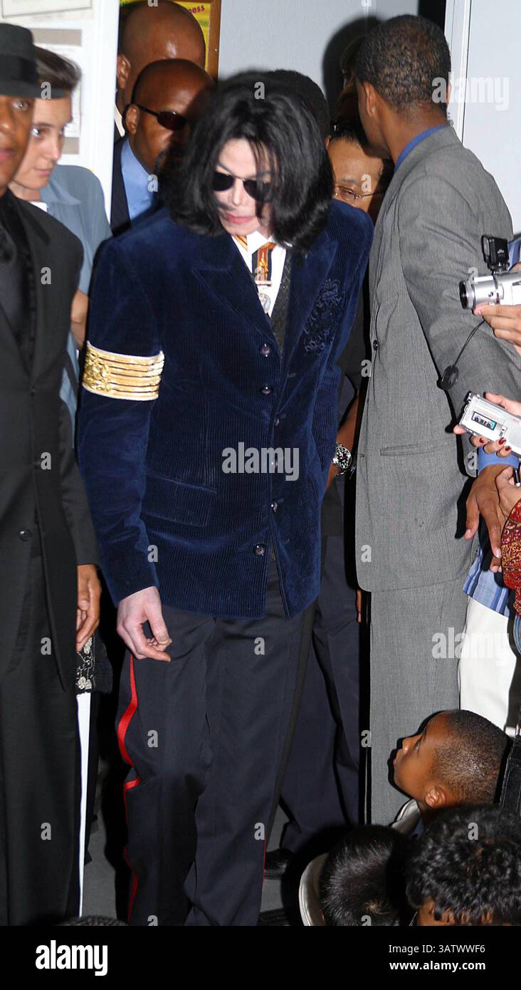 15 AOÛT 2004 - LOS ANGELES, CALIFORNIE, ÉTATS-UNIS - K38713MR.MICHAEL JACKSON APRÈS AVOIR VISITÉ LA PREMIÈRE ÉGLISE AME, IL A CONDUIT ET RENCONTRÉ DES ENFANTS. AU CENTRE D'ÉDUCATION CECIL L. MURRAY,. LOS ANGELES, CA. (15/08/04). MILAN RYBA/ 2004 MICHAEL JACKSON. (Crédit image : © Globe photos/ZUMAPRESS.com) Banque D'Images