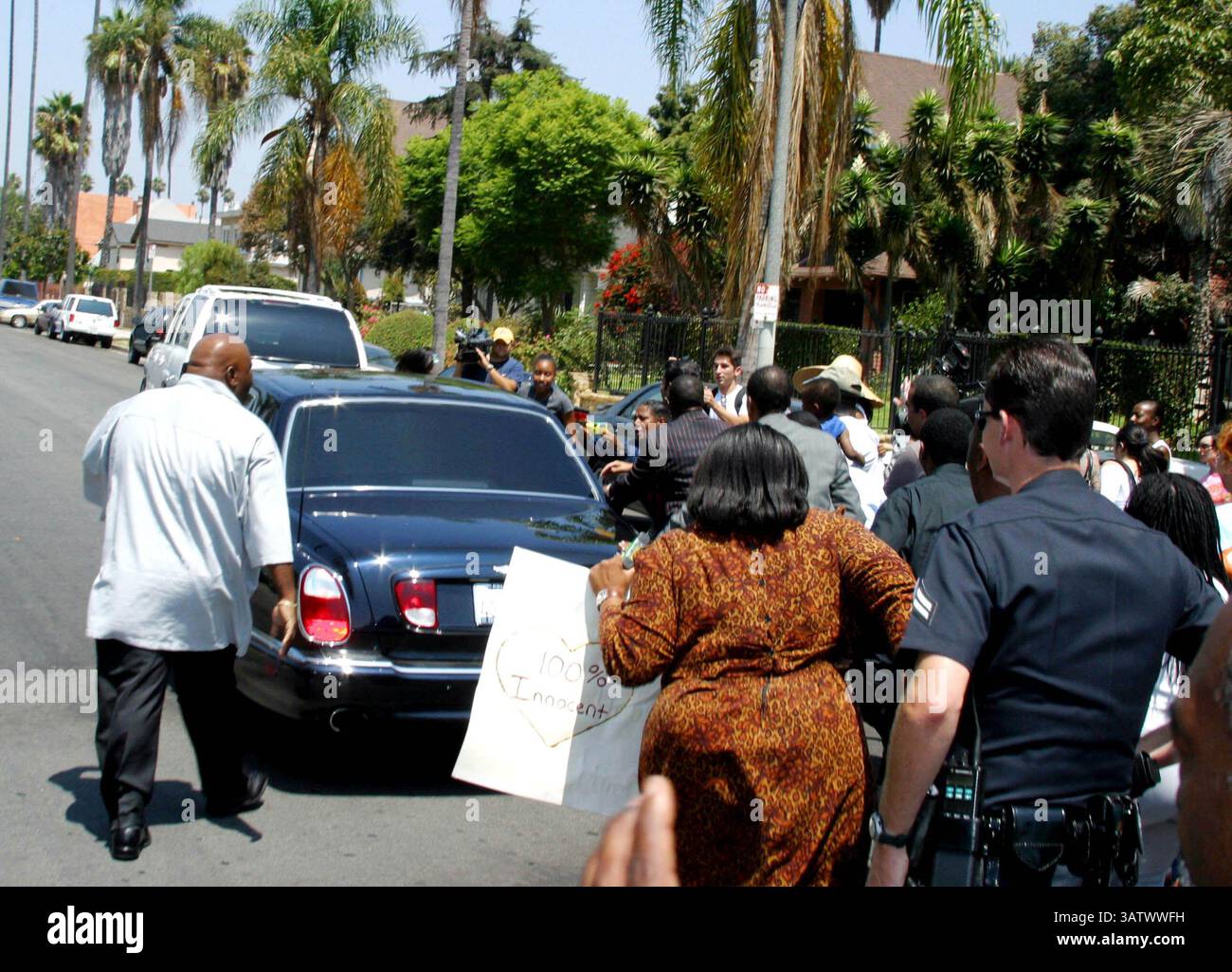 15 AOÛT 2004 - LOS ANGELES, CALIFORNIE, ÉTATS-UNIS - K38713MR.MICHAEL JACKSON APRÈS AVOIR VISITÉ LA PREMIÈRE ÉGLISE AME, IL A CONDUIT ET RENCONTRÉ DES ENFANTS. AU CENTRE D'ÉDUCATION CECIL L. MURRAY,. LOS ANGELES, CA. (15/08/04). MILAN RYBA/ 2004. AMBIANCE. (Crédit image : © Globe photos/ZUMAPRESS.com) Banque D'Images