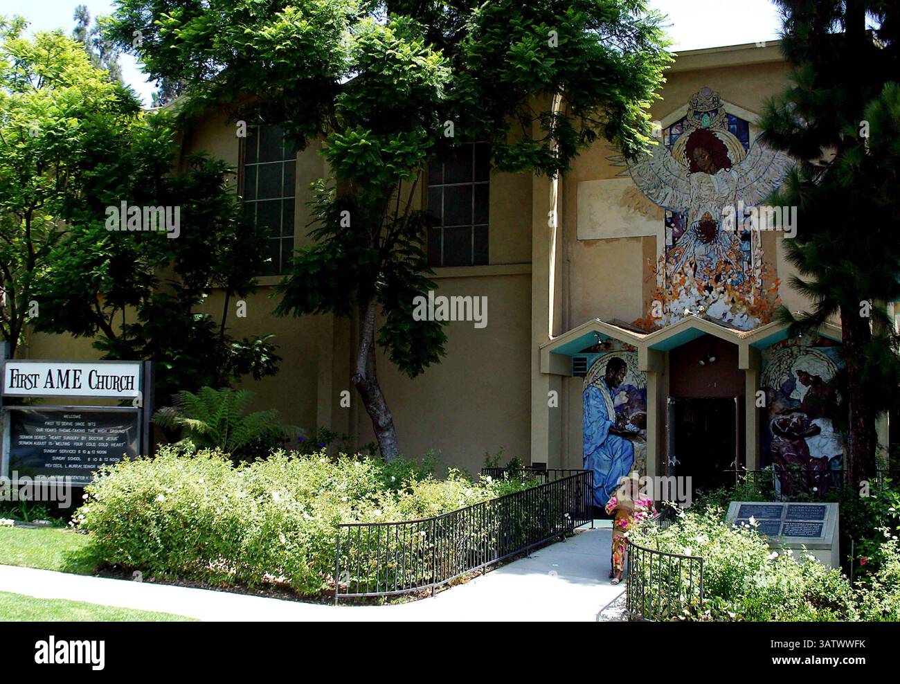 15 AOÛT 2004 - LOS ANGELES, CALIFORNIE, ÉTATS-UNIS - K38713MR.MICHAEL JACKSON APRÈS AVOIR VISITÉ LA PREMIÈRE ÉGLISE AME, IL A CONDUIT ET RENCONTRÉ DES ENFANTS. AU CENTRE D'ÉDUCATION CECIL L. MURRAY,. LOS ANGELES, CA. (15/08/04). MILAN RYBA / 2004.PREMIÈRE ÉGLISE AME. (Crédit image : © Globe photos/ZUMAPRESS.com) Banque D'Images