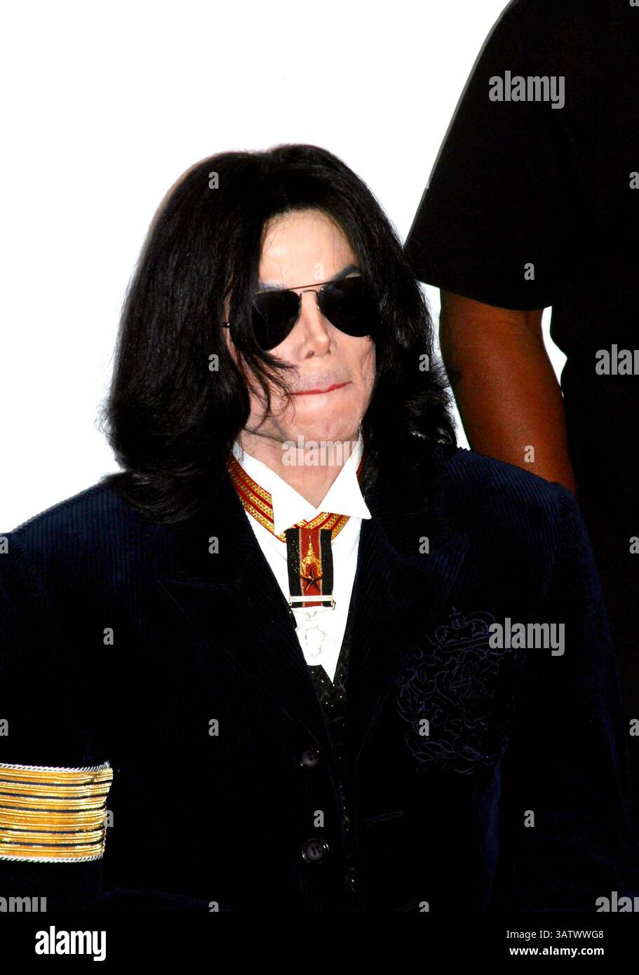 K38713MR.MICHAEL JACKSON APRÈS AVOIR VISITÉ LA PREMIÈRE ÉGLISE AME, IL A CONDUIT ET RENCONTRÉ DES ENFANTS. AU CENTRE D'ÉDUCATION CECIL L. MURRAY,. LOS ANGELES, CA. (15/08/04).PHOTO MILAN RYBA/GLOBE PHOTOS INC.Â©2004.MICHAEL JACKSON. (Crédit image : © Globe photos/ZUMAPRESS.com) Banque D'Images