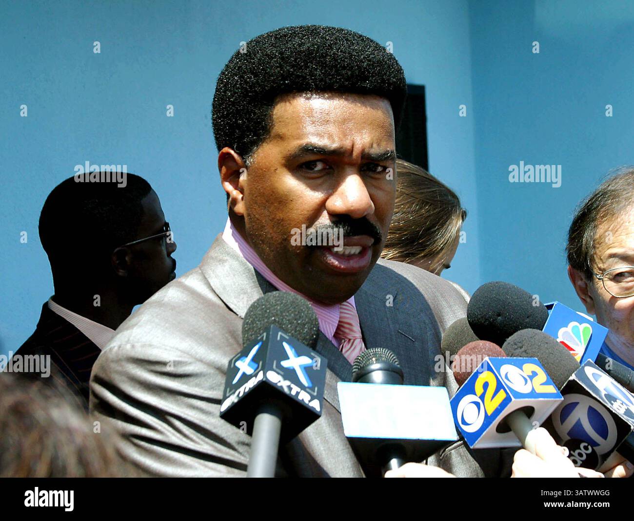 15 AOÛT 2004 - LOS ANGELES, CALIFORNIE, ÉTATS-UNIS - K38713MR.MICHAEL JACKSON APRÈS AVOIR VISITÉ LA PREMIÈRE ÉGLISE AME, IL A CONDUIT ET RENCONTRÉ DES ENFANTS. AU CENTRE D'ÉDUCATION CECIL L. MURRAY,. LOS ANGELES, CA. (15/08/04). MILAN RYBA/ 2004. STEVE HARVEY. (Crédit image : © Globe photos/ZUMAPRESS.com) Banque D'Images