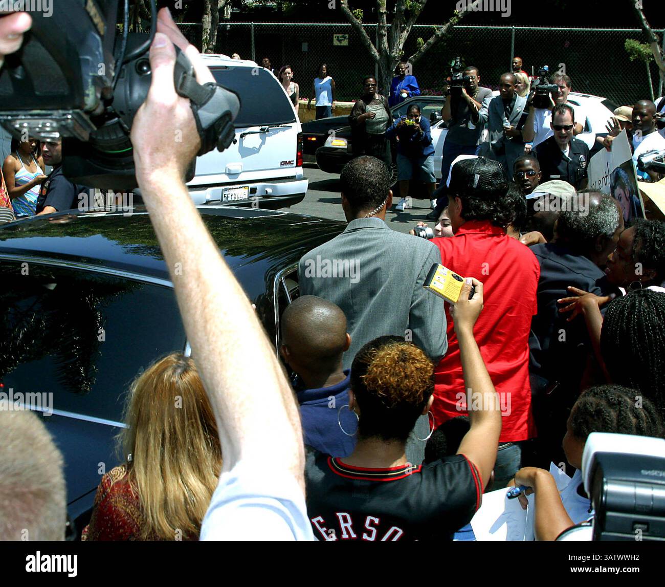 15 AOÛT 2004 - LOS ANGELES, CALIFORNIE, ÉTATS-UNIS - K38713MR.MICHAEL JACKSON APRÈS AVOIR VISITÉ LA PREMIÈRE ÉGLISE AME, IL A CONDUIT ET RENCONTRÉ DES ENFANTS. AU CENTRE D'ÉDUCATION CECIL L. MURRAY,. LOS ANGELES, CA. (15/08/04). MILAN RYBA/ 2004. AMBIANCE. (Crédit image : © Globe photos/ZUMAPRESS.com) Banque D'Images