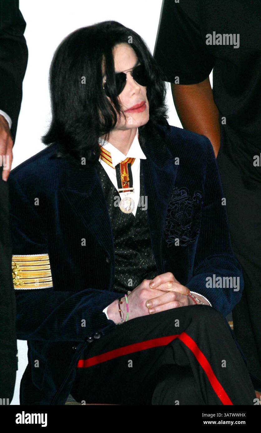 K38713MR.MICHAEL JACKSON APRÈS AVOIR VISITÉ LA PREMIÈRE ÉGLISE AME, IL A CONDUIT ET RENCONTRÉ DES ENFANTS. AU CENTRE D'ÉDUCATION CECIL L. MURRAY,. LOS ANGELES, CA. (15/08/04).PHOTO MILAN RYBA/GLOBE PHOTOS INC.Â©2004.MICHAEL JACKSON. (Crédit image : © Globe photos/ZUMAPRESS.com) Banque D'Images