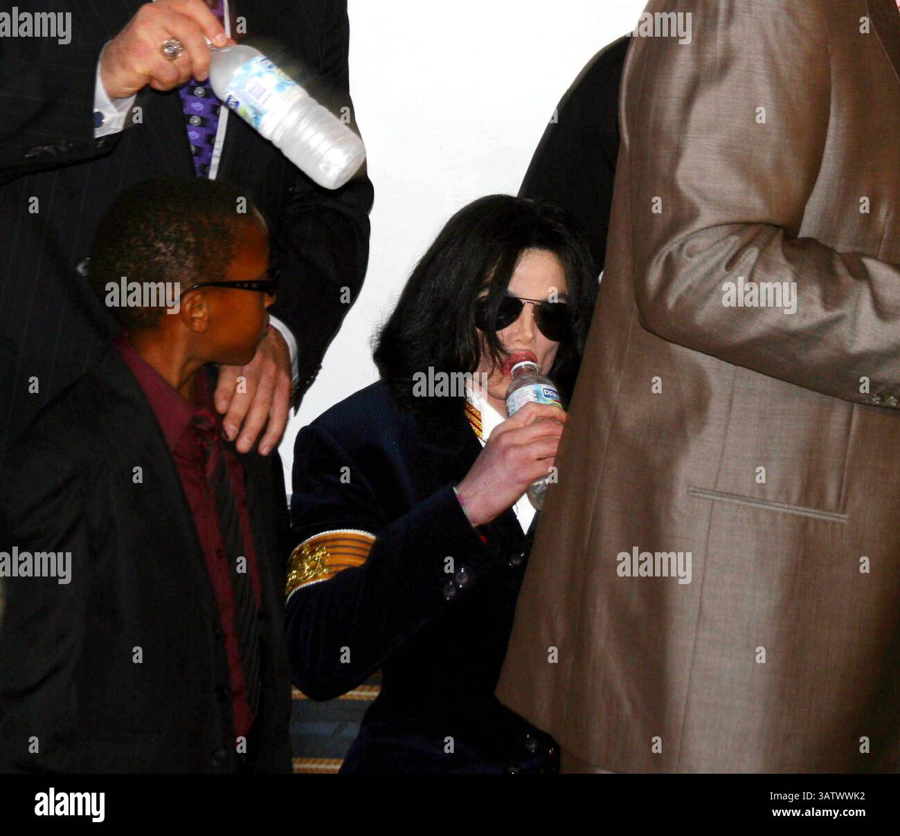 K38713MR.MICHAEL JACKSON APRÈS AVOIR VISITÉ LA PREMIÈRE ÉGLISE AME, IL A CONDUIT ET RENCONTRÉ DES ENFANTS. AU CENTRE D'ÉDUCATION CECIL L. MURRAY,. LOS ANGELES, CA. (15/08/04).PHOTO MILAN RYBA/GLOBE PHOTOS INC.Â©2004.MICHAEL JACKSON. (Crédit image : © Globe photos/ZUMAPRESS.com) Banque D'Images