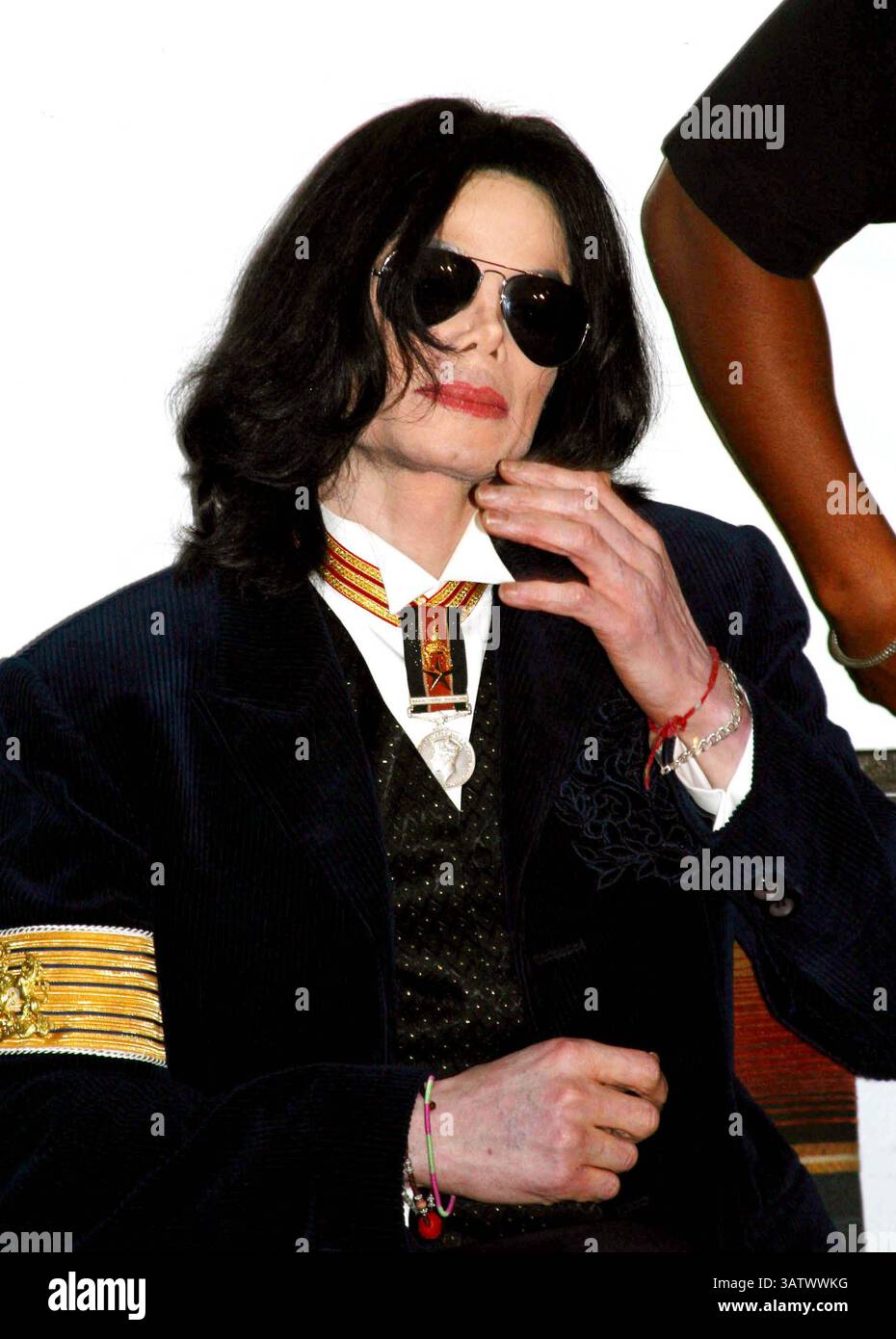 K38713MR.MICHAEL JACKSON APRÈS AVOIR VISITÉ LA PREMIÈRE ÉGLISE AME, IL A CONDUIT ET RENCONTRÉ DES ENFANTS. AU CENTRE D'ÉDUCATION CECIL L. MURRAY,. LOS ANGELES, CA. (15/08/04).PHOTO MILAN RYBA/GLOBE PHOTOS INC.Â©2004.MICHAEL JACKSON. (Crédit image : © Globe photos/ZUMAPRESS.com) Banque D'Images