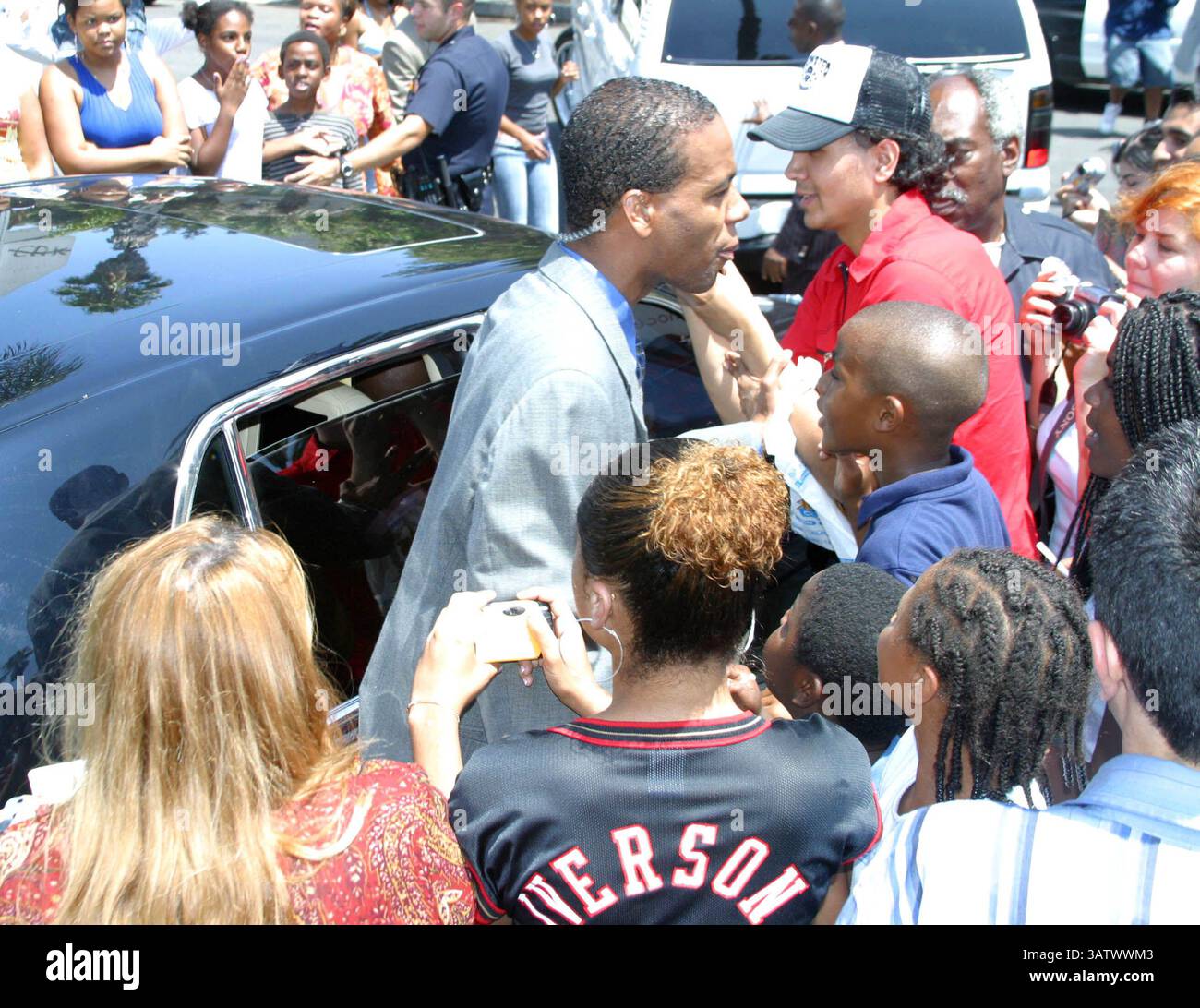 15 AOÛT 2004 - LOS ANGELES, CALIFORNIE, ÉTATS-UNIS - K38713MR.MICHAEL JACKSON APRÈS AVOIR VISITÉ LA PREMIÈRE ÉGLISE AME, IL A CONDUIT ET RENCONTRÉ DES ENFANTS. AU CENTRE D'ÉDUCATION CECIL L. MURRAY,. LOS ANGELES, CA. (15/08/04). MILAN RYBA/ 2004. AMBIANCE. (Crédit image : © Globe photos/ZUMAPRESS.com) Banque D'Images