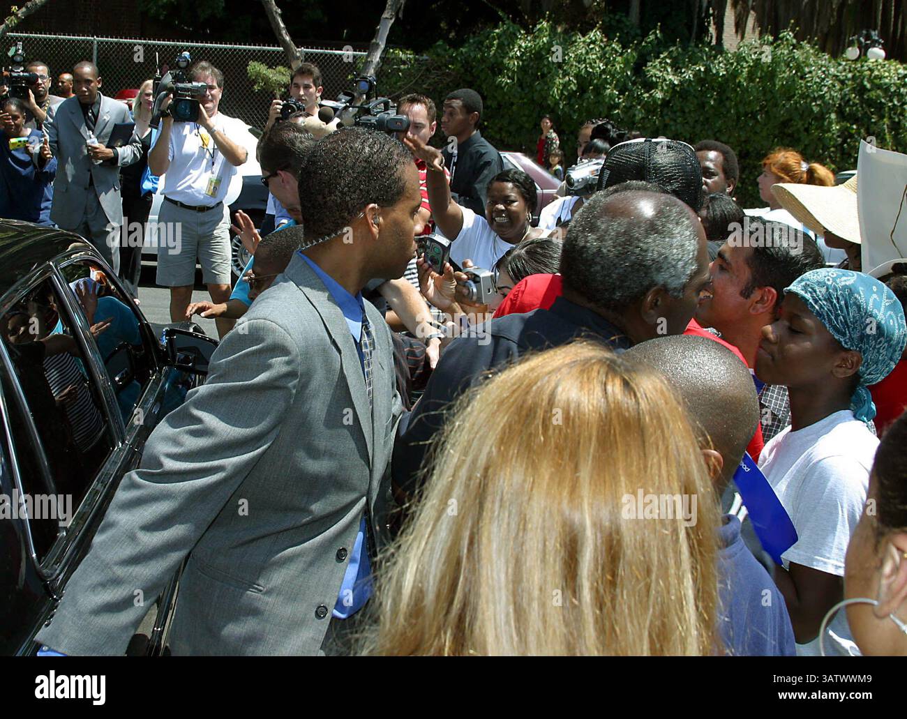 15 AOÛT 2004 - LOS ANGELES, CALIFORNIE, ÉTATS-UNIS - K38713MR.MICHAEL JACKSON APRÈS AVOIR VISITÉ LA PREMIÈRE ÉGLISE AME, IL A CONDUIT ET RENCONTRÉ DES ENFANTS. AU CENTRE D'ÉDUCATION CECIL L. MURRAY,. LOS ANGELES, CA. (15/08/04). MILAN RYBA/ 2004. AMBIANCE. (Crédit image : © Globe photos/ZUMAPRESS.com) Banque D'Images