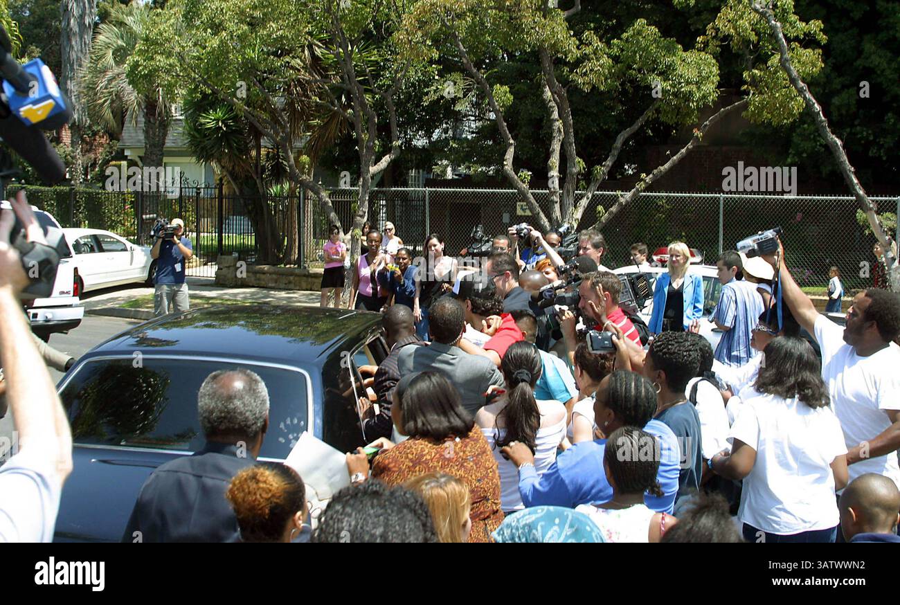 15 AOÛT 2004 - LOS ANGELES, CALIFORNIE, ÉTATS-UNIS - K38713MR.MICHAEL JACKSON APRÈS AVOIR VISITÉ LA PREMIÈRE ÉGLISE AME, IL A CONDUIT ET RENCONTRÉ DES ENFANTS. AU CENTRE D'ÉDUCATION CECIL L. MURRAY,. LOS ANGELES, CA. (15/08/04). MILAN RYBA/ 2004. AMBIANCE. (Crédit image : © Globe photos/ZUMAPRESS.com) Banque D'Images