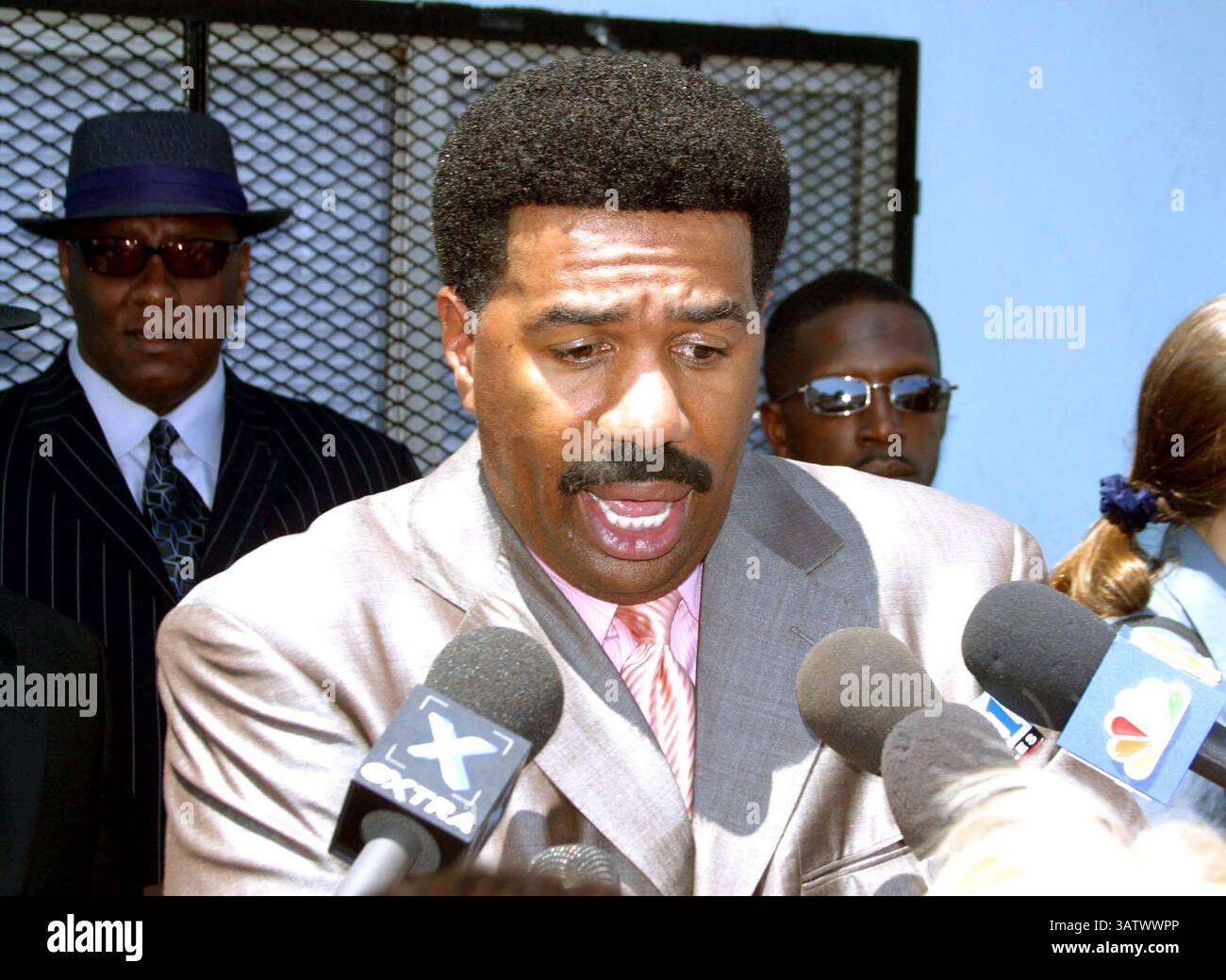 15 AOÛT 2004 - LOS ANGELES, CALIFORNIE, ÉTATS-UNIS - K38713MR.MICHAEL JACKSON APRÈS AVOIR VISITÉ LA PREMIÈRE ÉGLISE AME, IL A CONDUIT ET RENCONTRÉ DES ENFANTS. AU CENTRE D'ÉDUCATION CECIL L. MURRAY,. LOS ANGELES, CA. (15/08/04). MILAN RYBA/ 2004. STEVE HARVEY. (Crédit image : © Globe photos/ZUMAPRESS.com) Banque D'Images