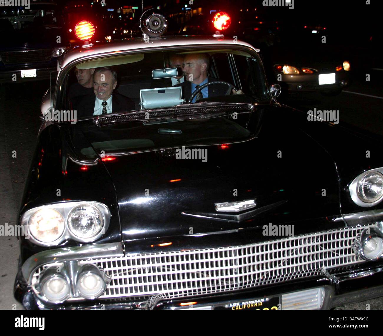 18 novembre 2004 - Hollywood Hills, CALIFORNIE, États-Unis - . APPARITION EN MAGASIN PAR WILLIAM BRATTON, CHEF DE POLICE DE LOS ANGELES ET JAMES ELLROY, AUTEUR. MAGASIN DE SOUPES, WEST HOLLYWODD, CA. (11/10/04). SCÈNE DE SIGNATURE DU CRIME : PHOTOGRAPHIES DES ARCHIVES DU LAPD..LE CHEF DU LAPD WILLIAM BRATTON ET JAMES ELLROY (AUTEUR) SONT ARRIVÉS DANS UNE VOITURE DE POLICE D'ÉPOQUE. MILAN RYBA/ 2004. LE CHEF DE LAPD WILLIAM BRATTON ET JAMES ELLROY (AUTEUR)..... K40477MR(crédit image : © Globe photos/ZUMAPRESS.com) Banque D'Images