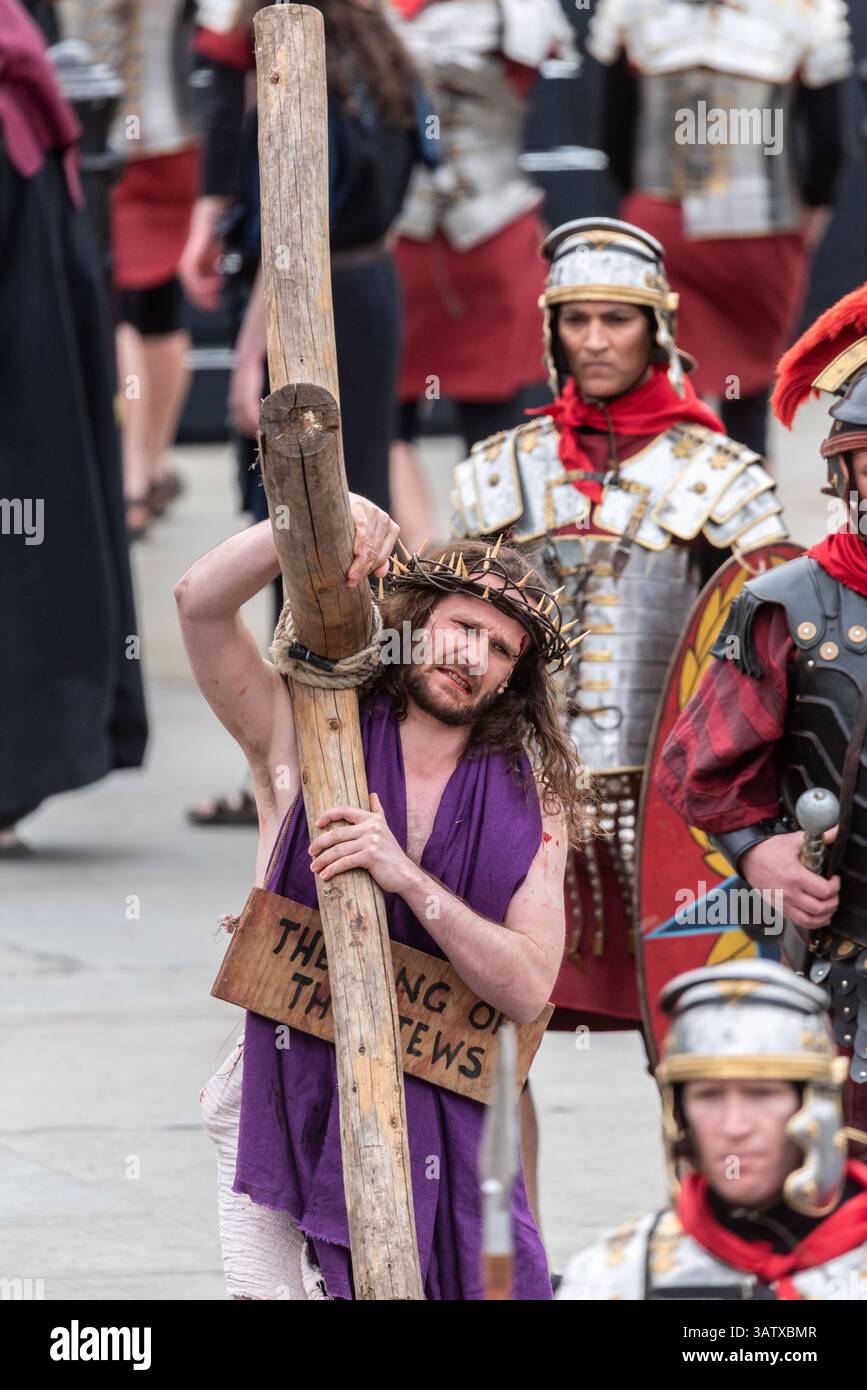 Jésus-Christ, joué par Peter Bergin, portant la croix de Crucifixion pendant le jeu en plein air de la passion de Jésus à Trafalgar Square Banque D'Images